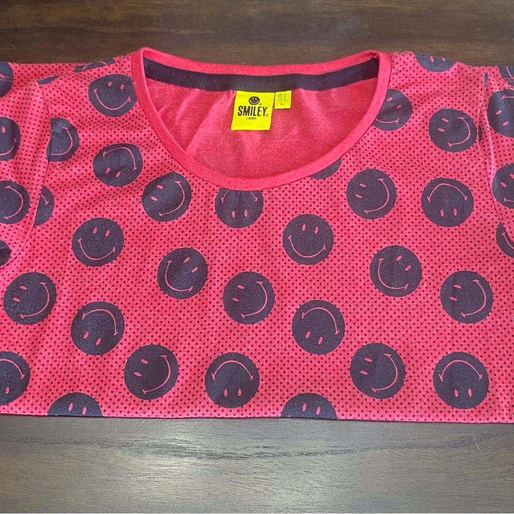 “Smiley London Graphic Tee Red w/ Allover Smiley Faces – Size L”